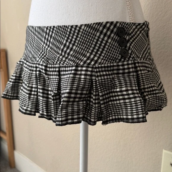 Hustler Hollywood schoolgirl black and white Plaid Skirt - Picture 2 of 7